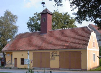 Das bis 2005 verwendete Feuerwehrhaus musste dem Neubau weichen