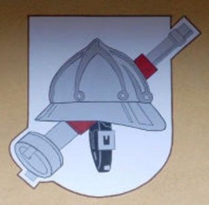 Das Wappen aus Helm und Strahlrohr auf dem FF-Haus