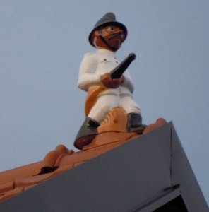 Feuerwehrmann am Dach des FW-Hauses