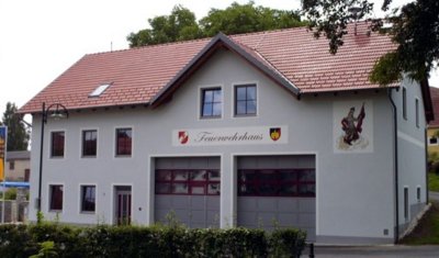 Das neu errichtete und 2008 gesegnete Feuerwehrhaus...