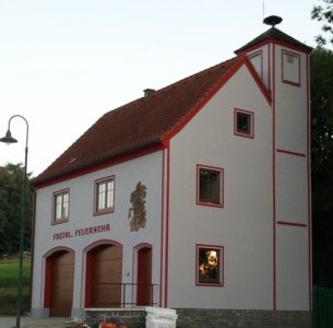 ...mit der renovierten Fassade am 15.9.2011 (Fotos: FF Weinpolz)