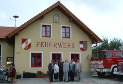 Das neue Feuerwehrhaus bei der Eröffnung am 15. 8.2003